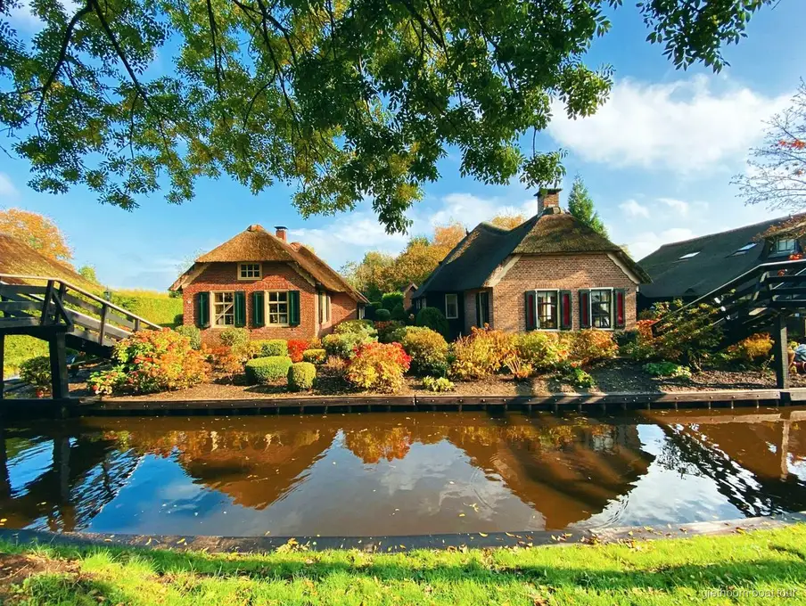 Barco electrico de alquiler abierto atracado en Zuiderpad en Giethoorn