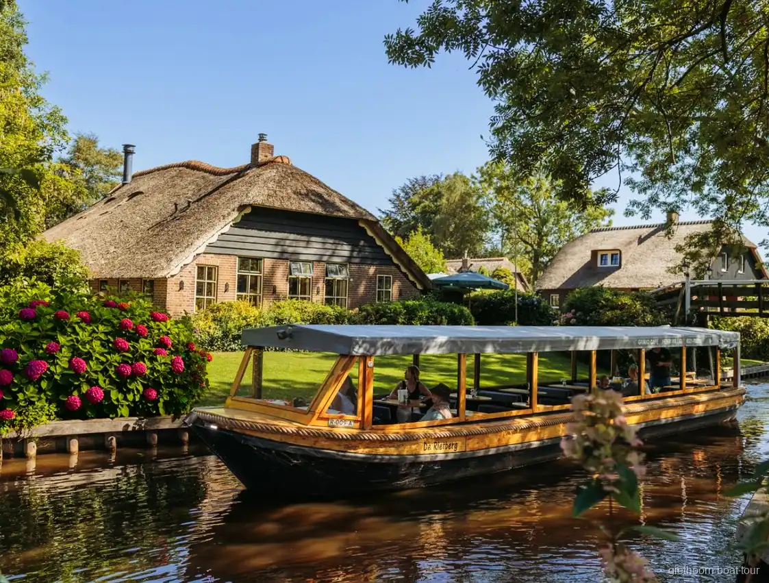 Amsterdam günlük turunda görülen Giethoorn kanalı üzerindeki ahşap köprü