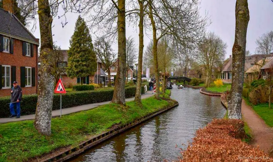 Rehber ve grup Giethoorn'da kanal turu teknesine binerken