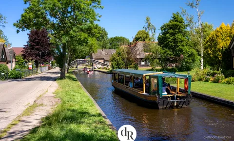 Canal abierto bordeado de carrizo dentro del Parque Nacional Weerribben-Wieden visto en el tour en barco de Giethoorn