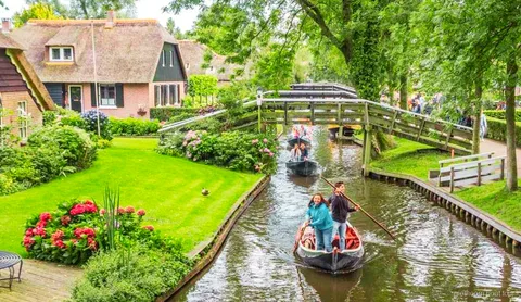 Rondvaartboot in Giethoorn tijdens de begeleide dagtocht vanuit Amsterdam