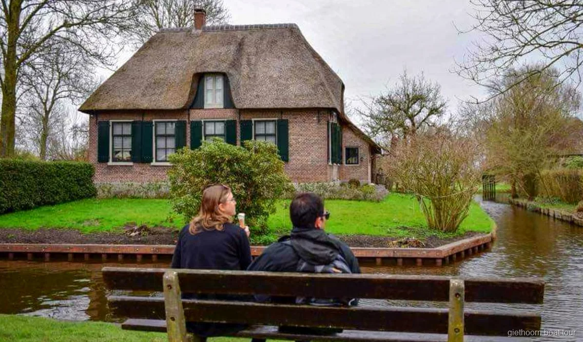 Vrije tijd te voet in Giethoorn tijdens de dagtocht vanuit Amsterdam