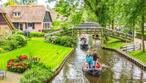 Crucero por los canales de Giethoorn en la excursion guiada desde Amsterdam