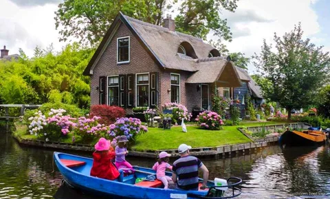 Casas con techo de paja junto a un canal de Giethoorn vistas en la excursion