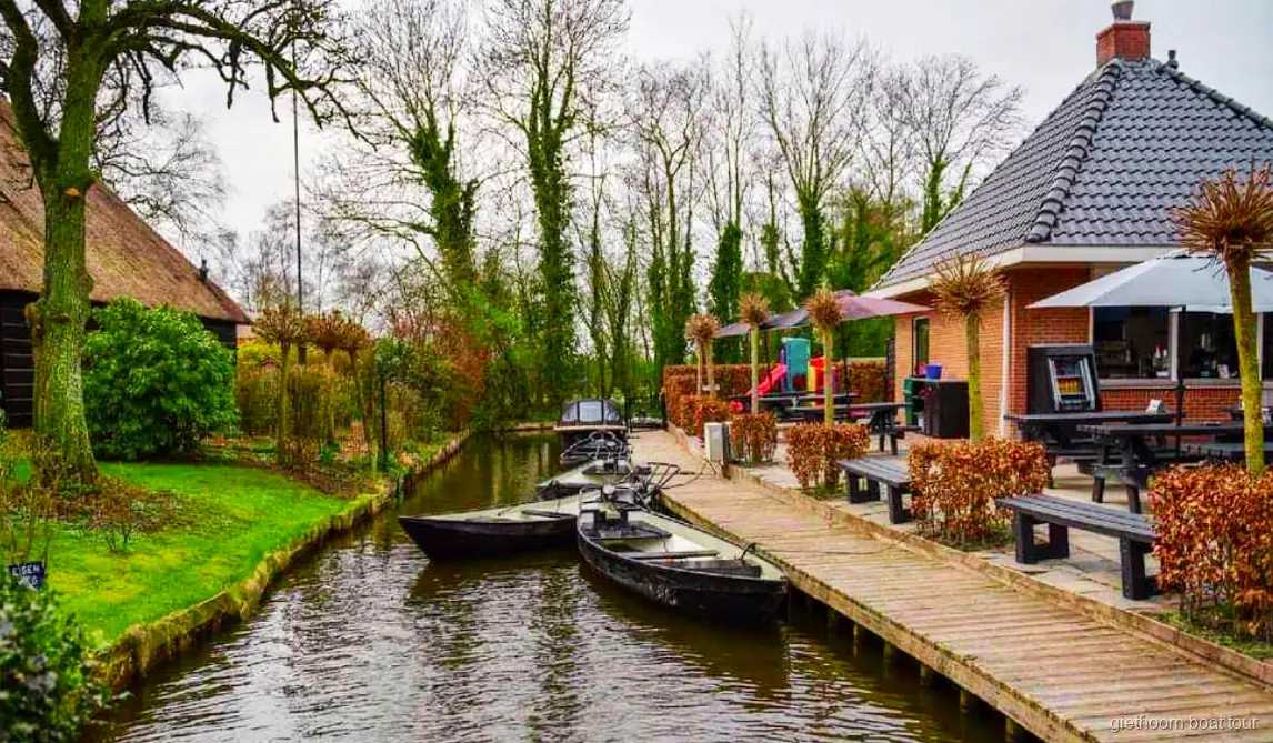 Puente de madera en arco sobre un canal del pueblo de Giethoorn