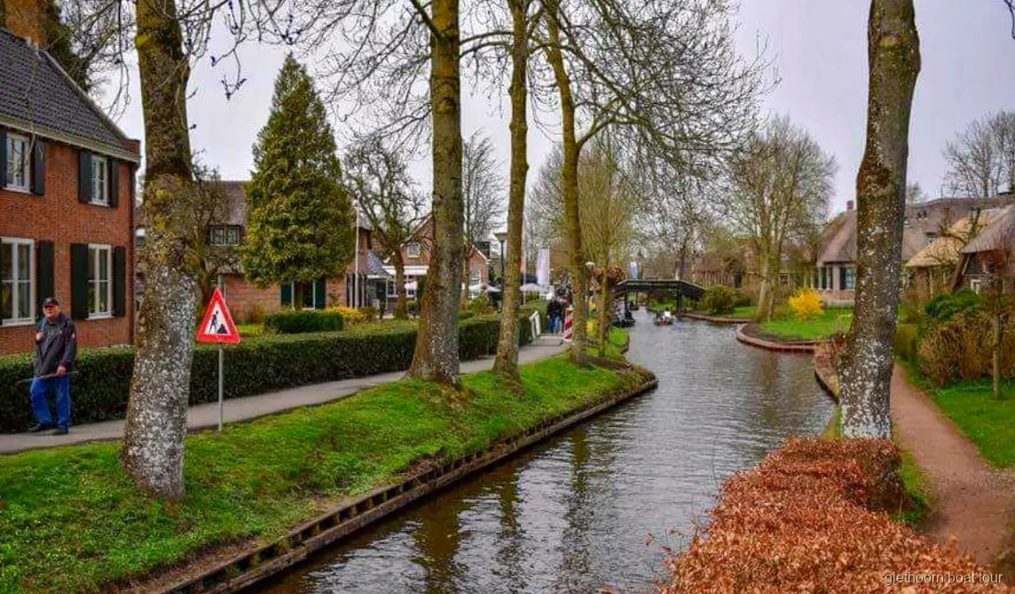 Guia y grupo subiendo al barco del crucero en Giethoorn