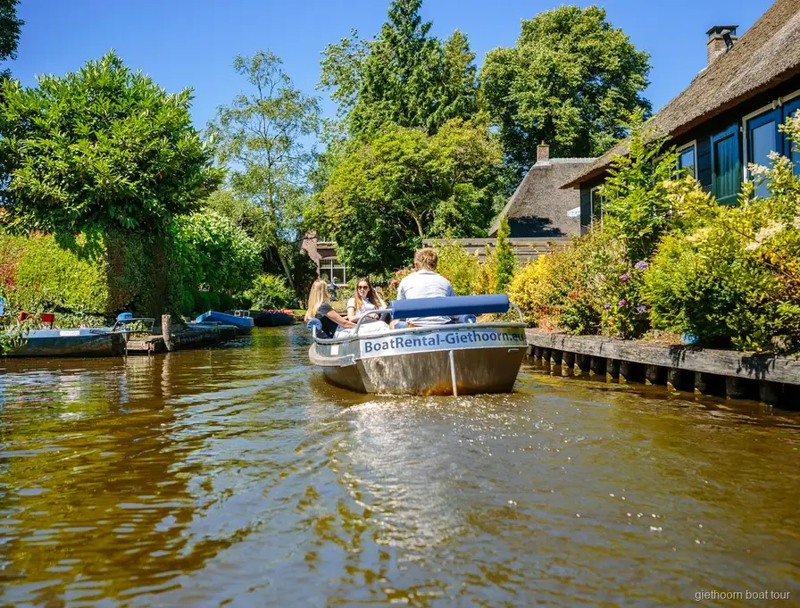 Bateau électrique sans permis sur un canal de Giethoorn