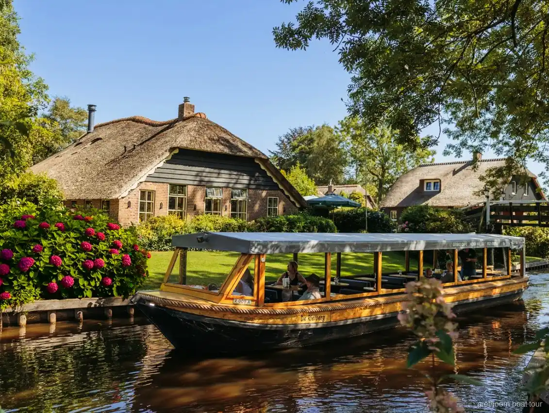 Pont en bois sur un canal de Giethoorn vu lors de l'excursion depuis Amsterdam
