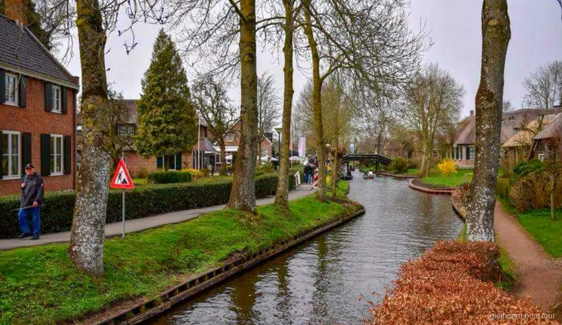 Guide et groupe montant à bord de la croisière sur les canaux à Giethoorn