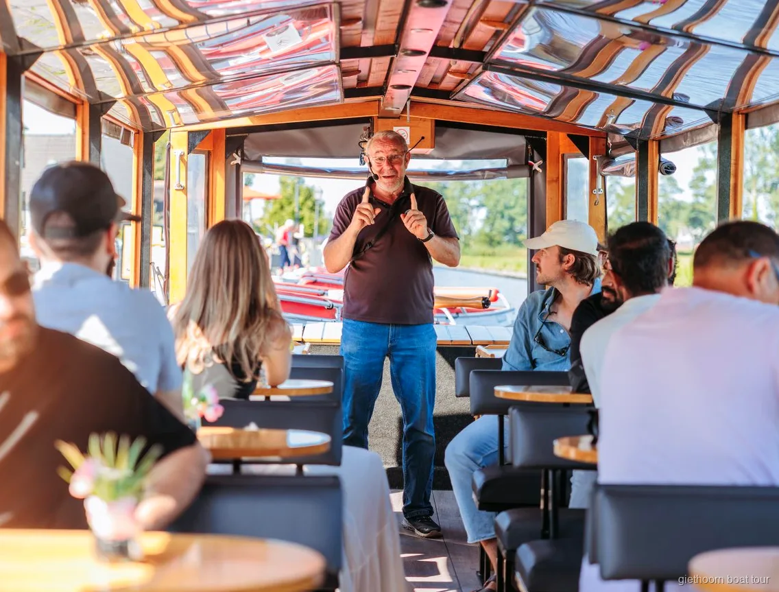 Freizeit beim Erkunden des Dorfes Giethoorn beim Express Tagesausflug ab Amsterdam