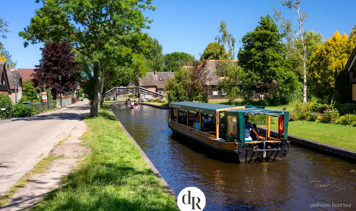 Offener, schilfbestandener Wasserweg im Nationalpark Weerribben-Wieden bei der Giethoorn Bootstour