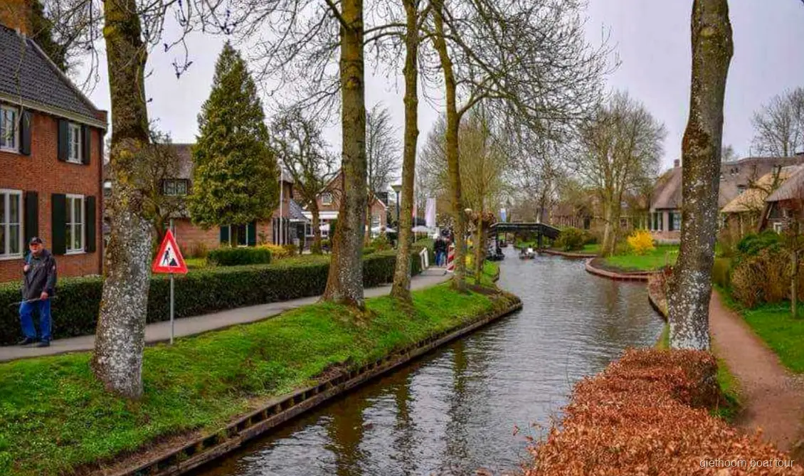 Guide and group boarding the canal cruise boat in Giethoorn