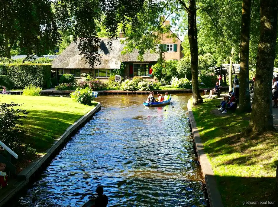 Giethoornsche Gölü'nde kendi teknesini kullanan küçük bir grup