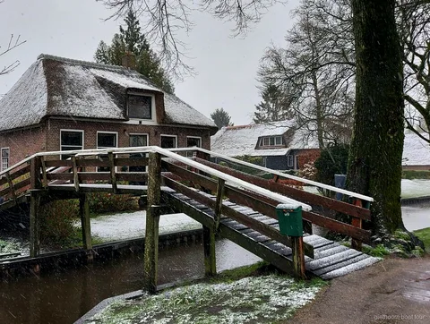 Bootsfahrt durch Giethoorn bei der Kleine-Gruppen-Tour