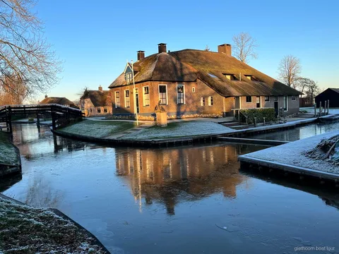 Geführter Spaziergang durch den Ortskern von Giethoorn bei der Kleine-Gruppen-Tour