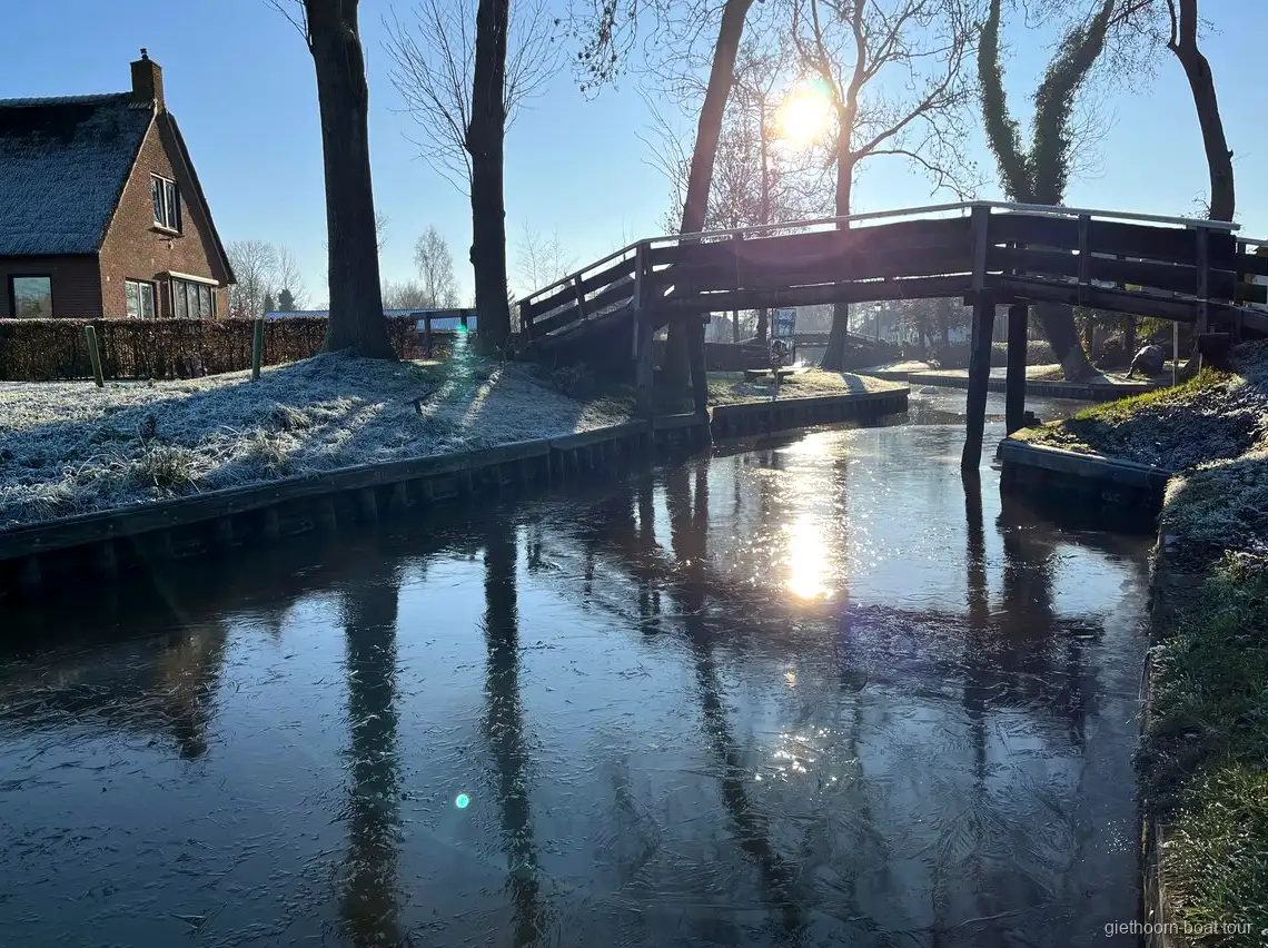 Reetgedeckte Häuser auf kleinen, durch Brücken verbundenen Inselchen in Giethoorn