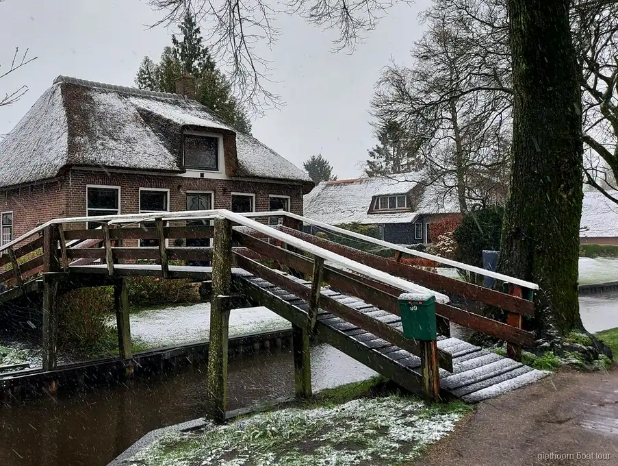 Küçük grup turunda Giethoorn'da kanal tekne gezisi