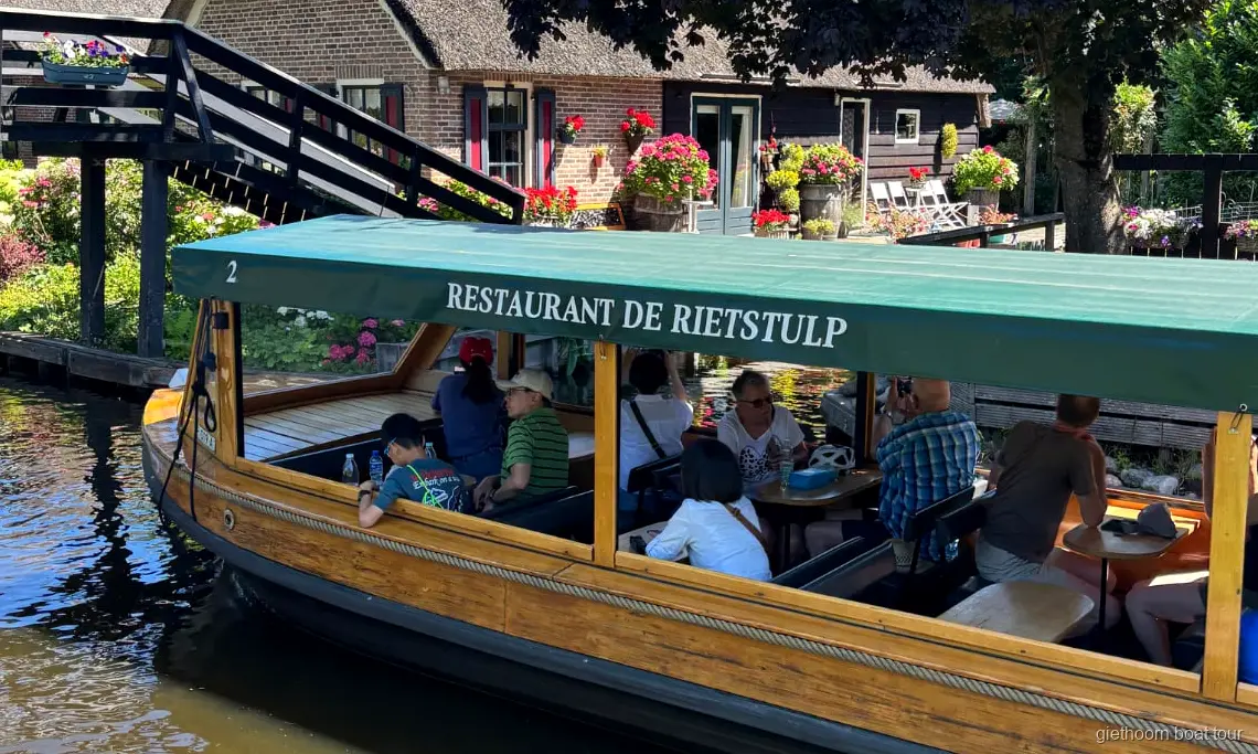 Köy merkezine yakın sazdan çatılı çiftlik evlerinin yanından geçen Giethoorn kanal turu