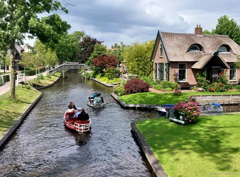 Petit groupe montant dans un van Mercedes pour l'excursion à Giethoorn depuis Amsterdam