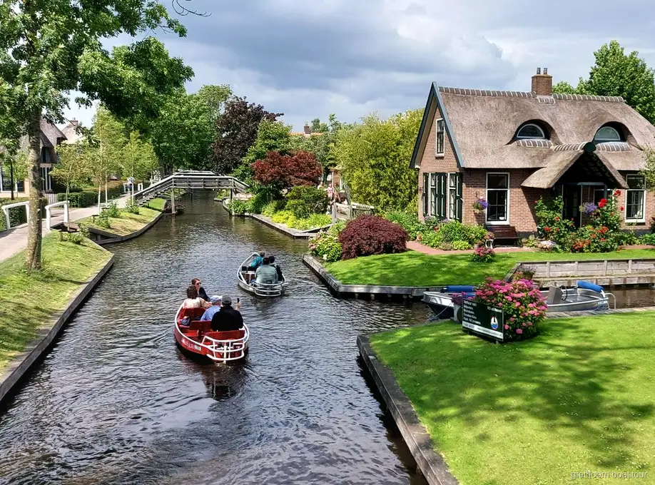 Petit groupe montant dans un van Mercedes pour l'excursion à Giethoorn depuis Amsterdam
