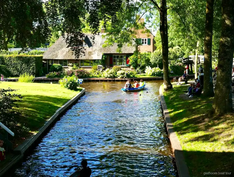 Small group driving their own boat on Giethoornsche Lake