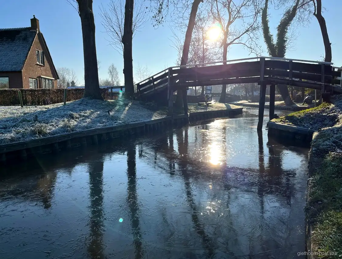 Thatched-roof houses on small islets connected by bridges in Giethoorn