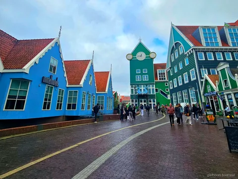 Klompmakerijdemonstratie bij Zaanse Schans tijdens de Giethoorn combitour