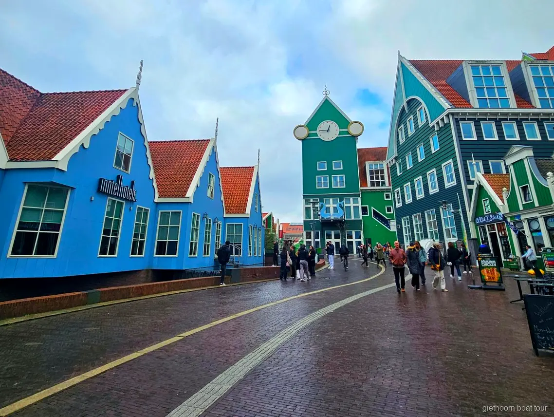 Klompmakerijdemonstratie bij Zaanse Schans tijdens de Giethoorn combitour