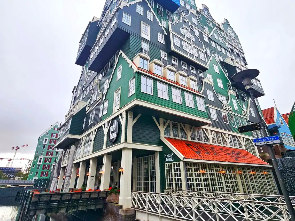 Gracht en houten brug in Giethoorn tijdens de dagtocht met hotelophaal vanuit Amsterdam