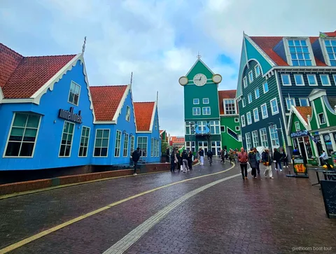Giethoorn kombine turunda Zaanse Schans'ta tahta nalın yapım gösterimi