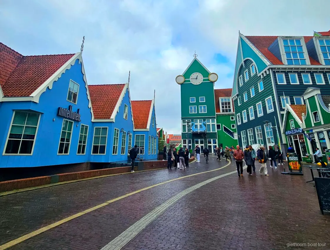 Giethoorn kombine turunda Zaanse Schans'ta tahta nalın yapım gösterimi