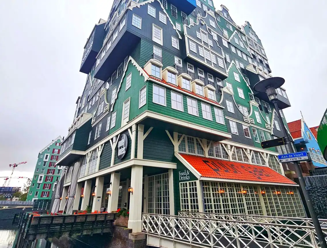 Amsterdam'dan otel transferli günlük turda görülen Giethoorn kanalı ve ahşap köprü