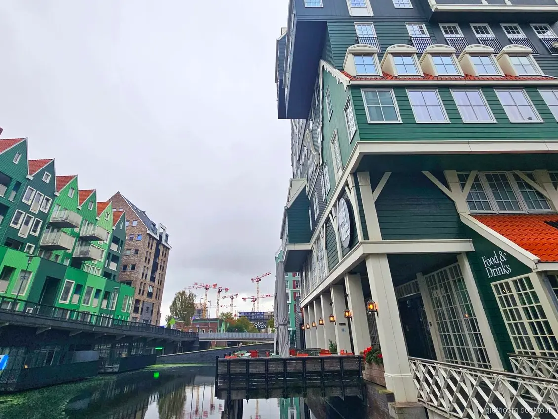Sosta fotografica al colorato Inntel Hotel in stile Lego a Zaandam