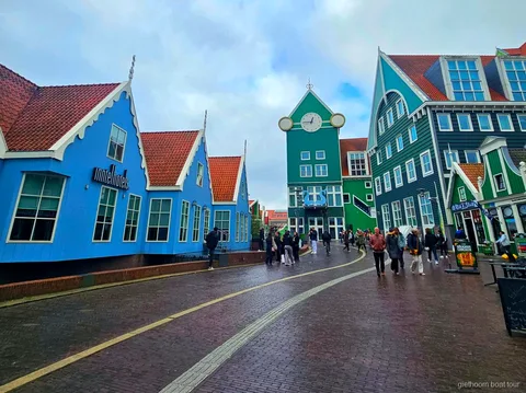 Dimostrazione di lavorazione degli zoccoli di legno a Zaanse Schans durante il tour combinato con Giethoorn
