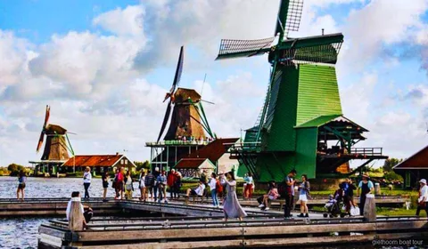 Dimostrazione di fabbricazione degli zoccoli a Zaanse Schans prima della crociera a Giethoorn