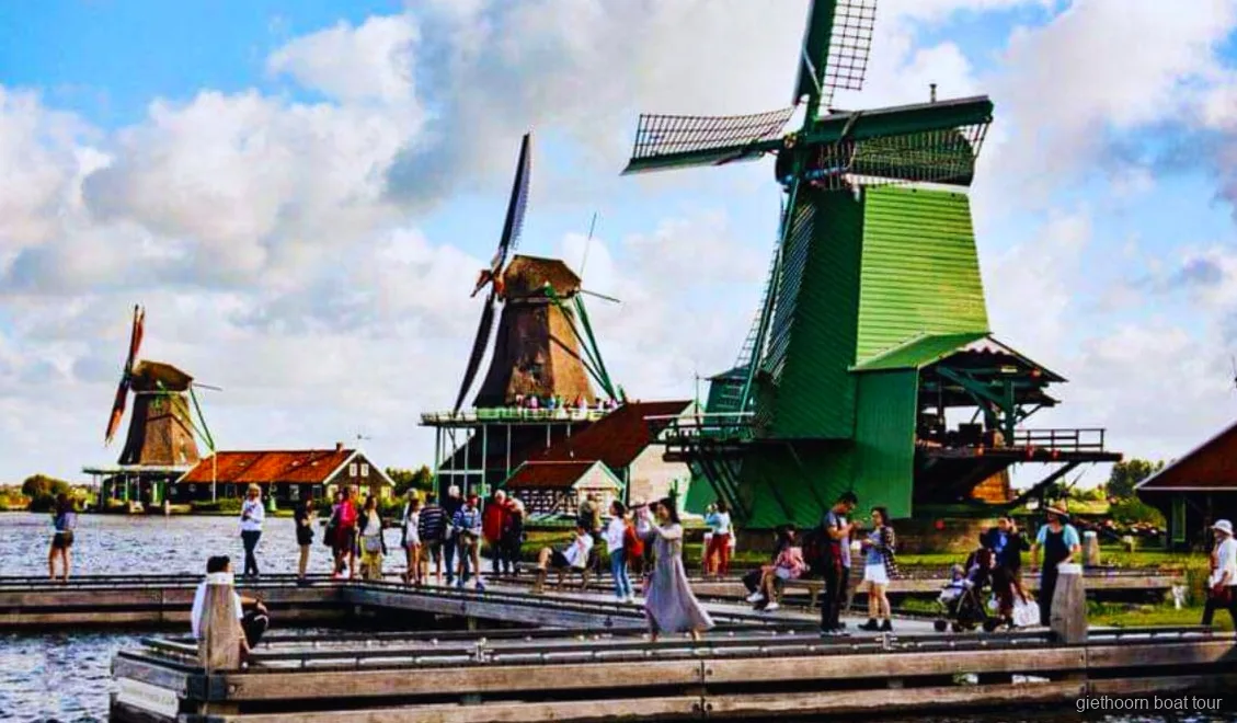 Dimostrazione di fabbricazione degli zoccoli a Zaanse Schans prima della crociera a Giethoorn
