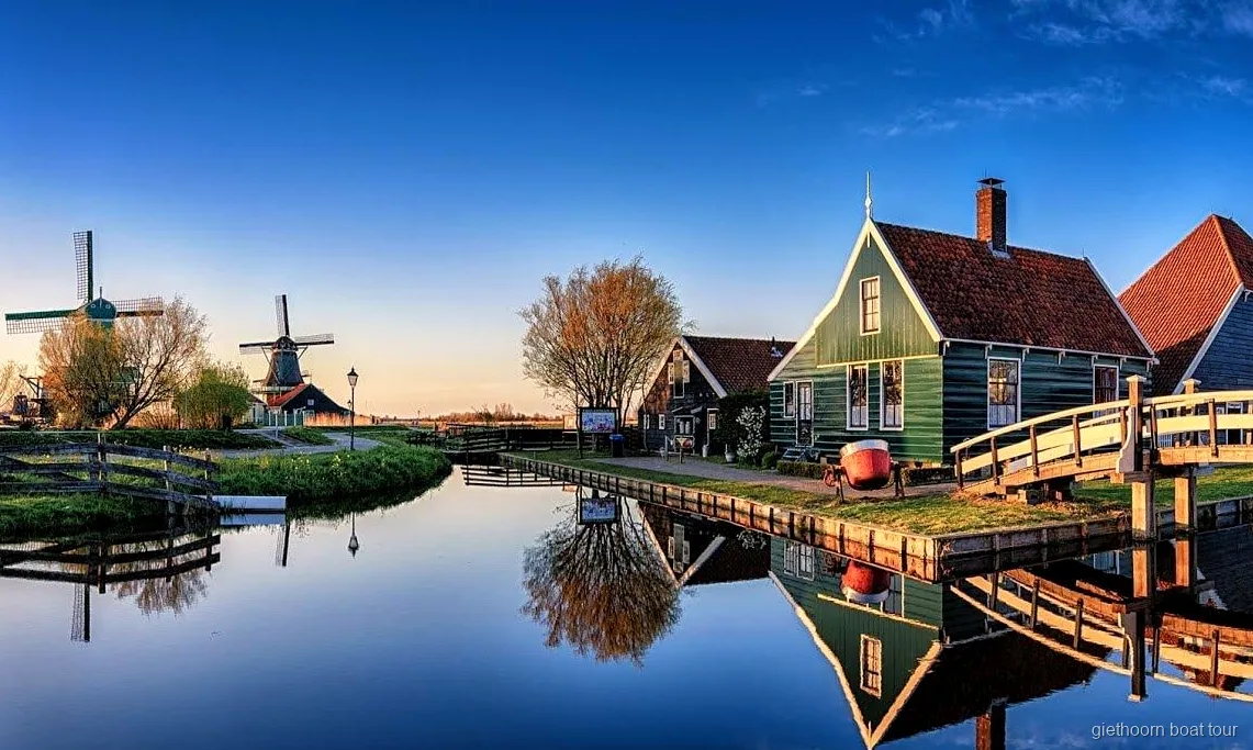 Thatched-roof farmhouse on a Giethoorn canal seen during the Zaanse Schans combo tour