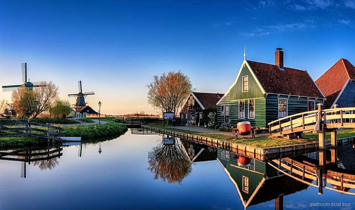 Reetgedecktes Bauernhaus an einer Gracht in Giethoorn bei der Zaanse-Schans-Kombitour