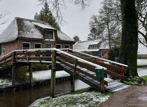 Boottocht door de grachten van Giethoorn tijdens de kleine-groep tour