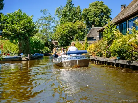 Barca elettrica senza patente su un canale di Giethoorn