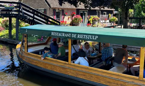 Rondvaart Giethoorn langs rieten boerderijen bij het dorpscentrum