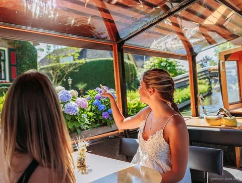 Bus vertrekt vanuit Amsterdam voor de snelle dagtocht naar Giethoorn