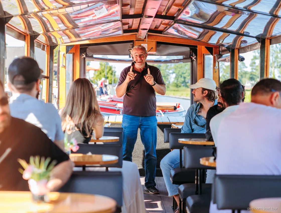 Vrije tijd in het dorp Giethoorn tijdens de snelle dagtocht vanuit Amsterdam