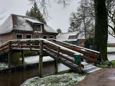Paseo en barco por los canales de Giethoorn en el tour de grupo reducido