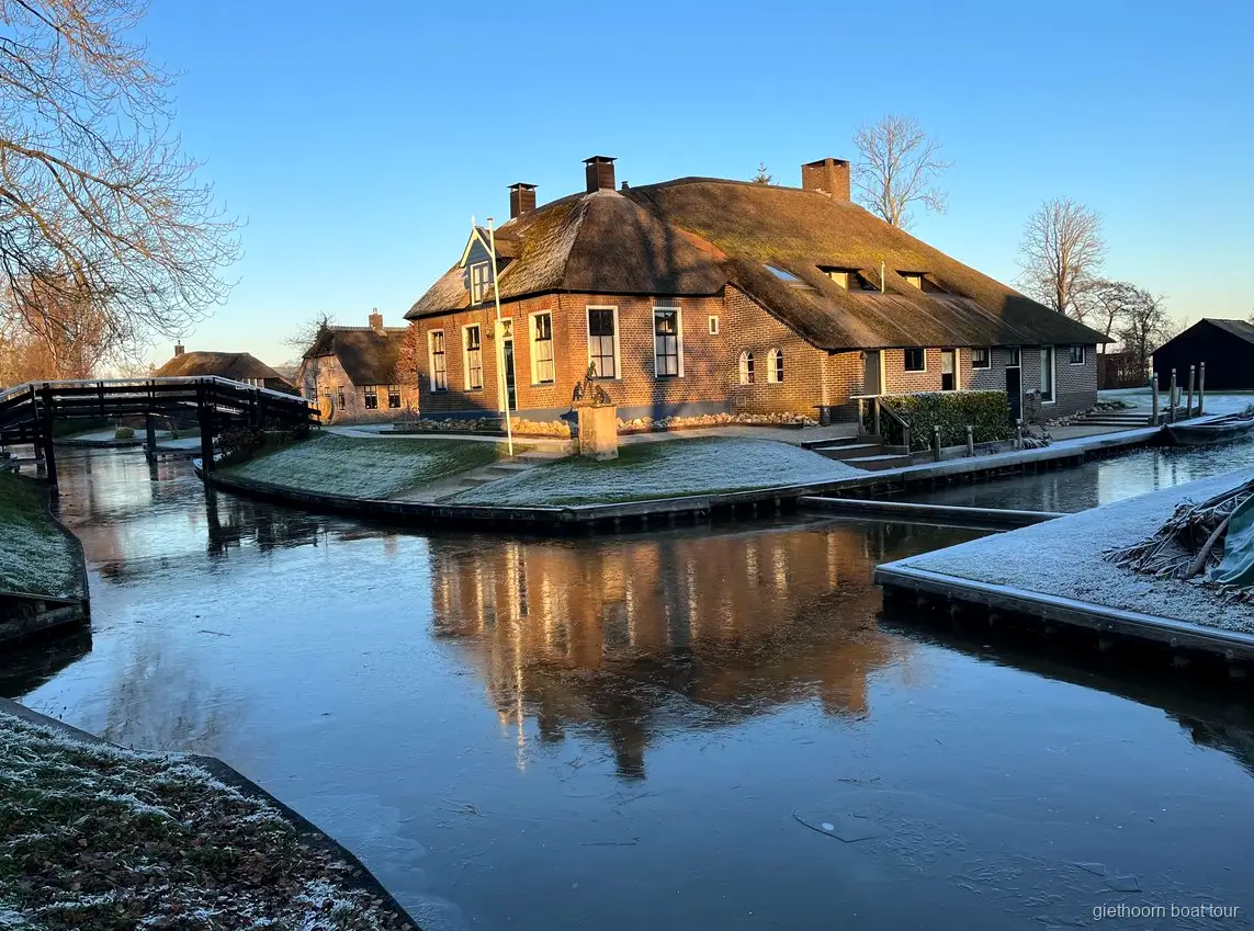 Paseo guiado por el centro del pueblo de Giethoorn en el tour de grupo reducido