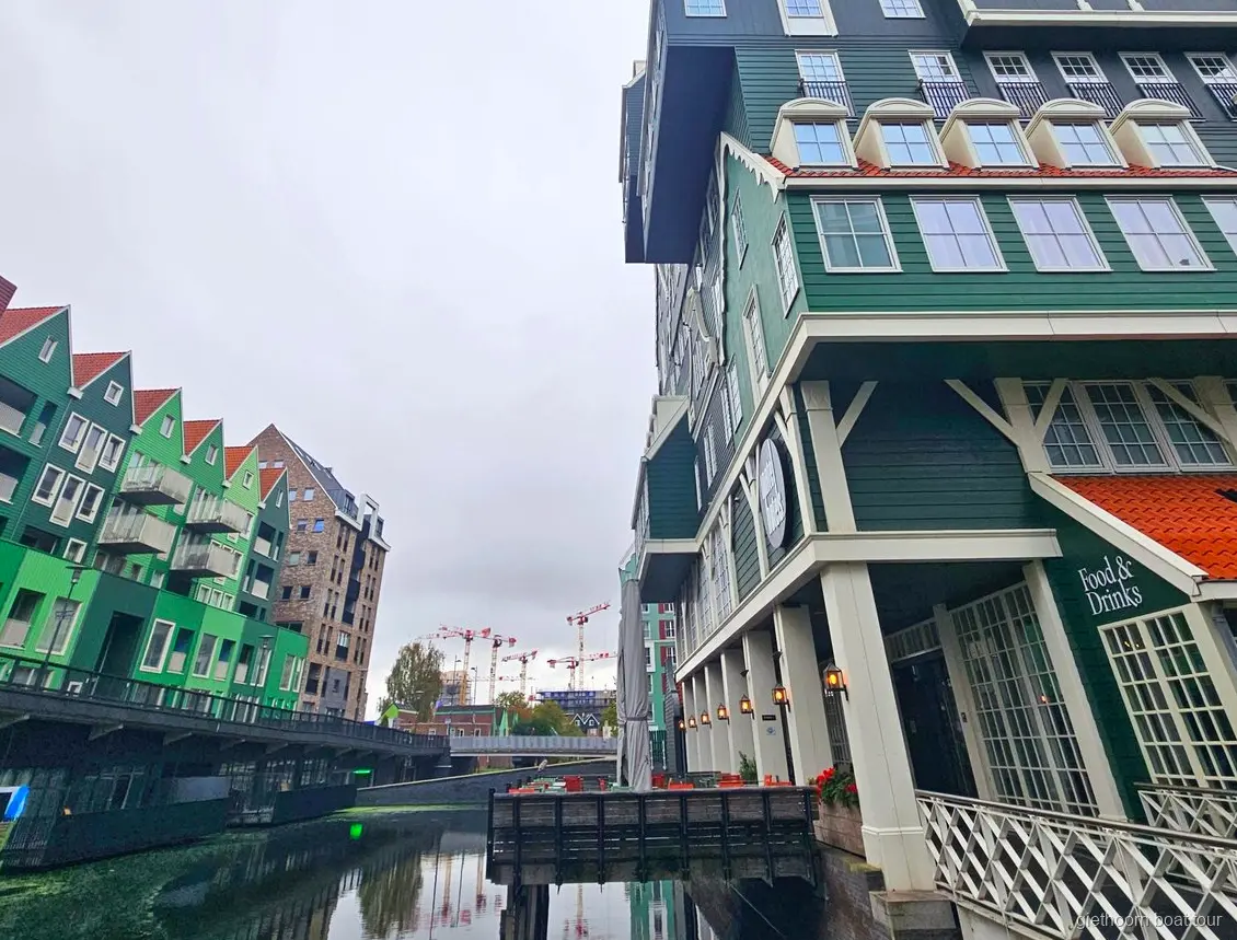 Parada fotografica en el colorido Inntel Hotel de estilo Lego en Zaandam