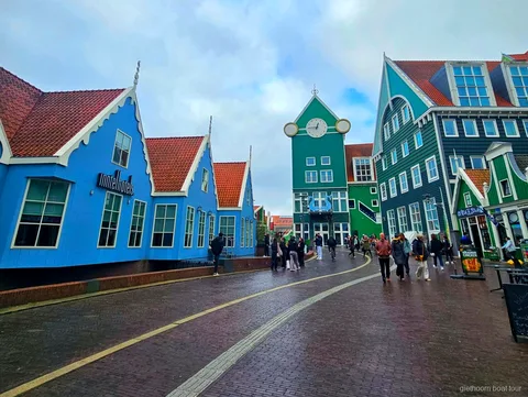Demostracion de fabricacion de zuecos de madera en Zaanse Schans en el tour combinado a Giethoorn