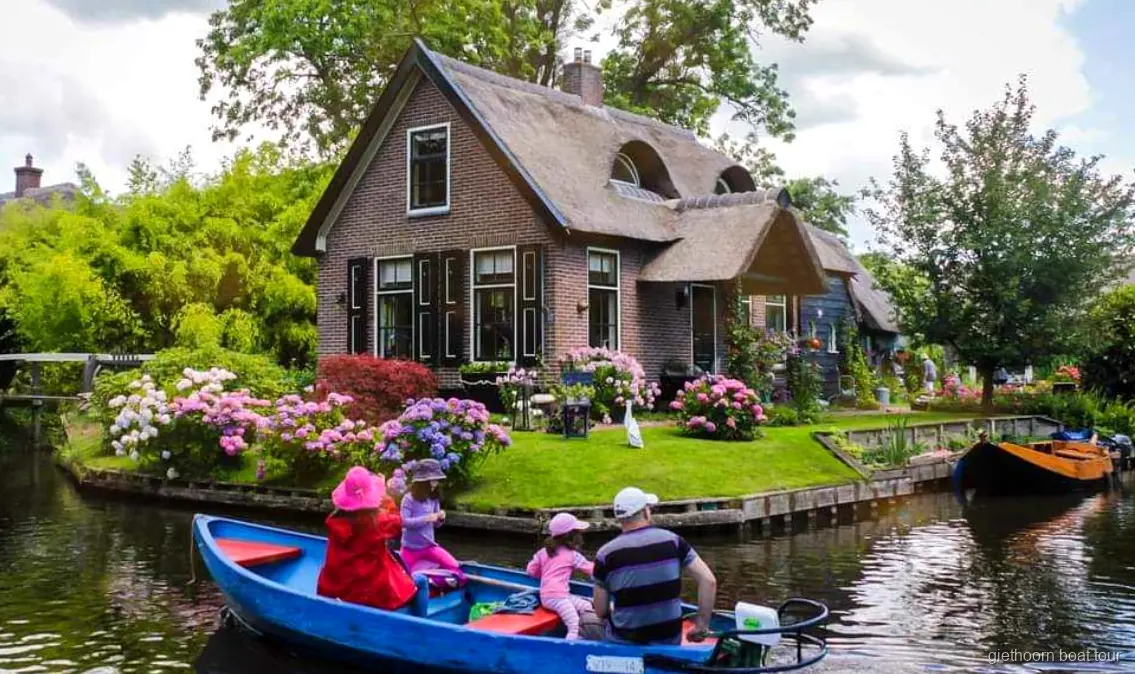 Case col tetto di paglia lungo un canale di Giethoorn durante il tour